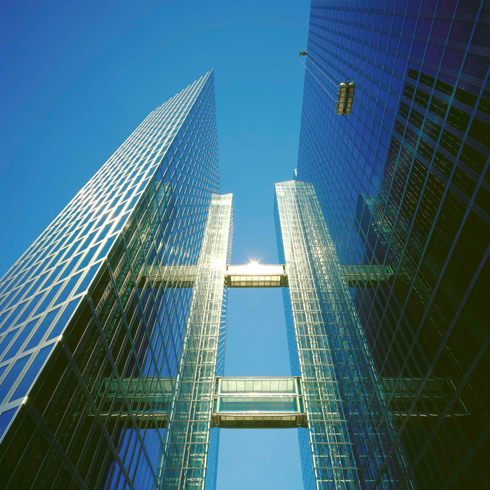 Manntech creates bespoke façade access solutions to meet the challenges of skybridges